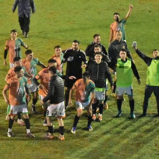 Así festejaron. El naranja y verde eliminó nada menos que a Sportivo Las Parejas.