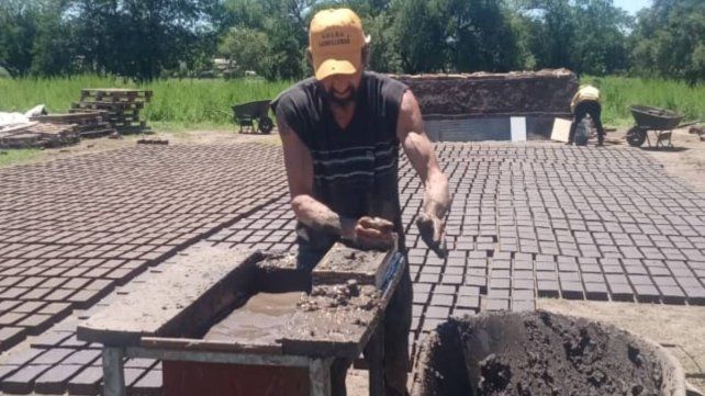 Julio Alegre: el artesano del barro que le entregó ladrillos al Papa y hoy pelea por recuperar su salud