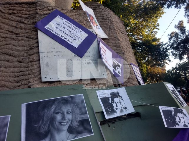 El monumento a Carlos Monzón se tiñó de lila en la Costanera