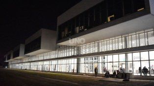 Balearon a un adolescente de 17 años y quienes lo llevaron al hospital estaban armados