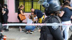 Desconsuelo de familiares y amigos de la víctima. La policía realizaba las primeras medidas en el lugar. Desconsuelo de familiares y amigos de la víctima. La policía realizaba las primeras medidas en el lugar.