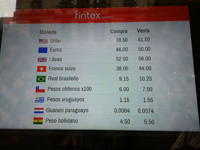 El dólar cerró a 41,50 pesos en otra jornada frenética en la city rosarina