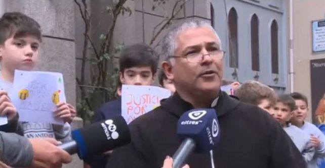 EL padre de la iglesia San Antonio