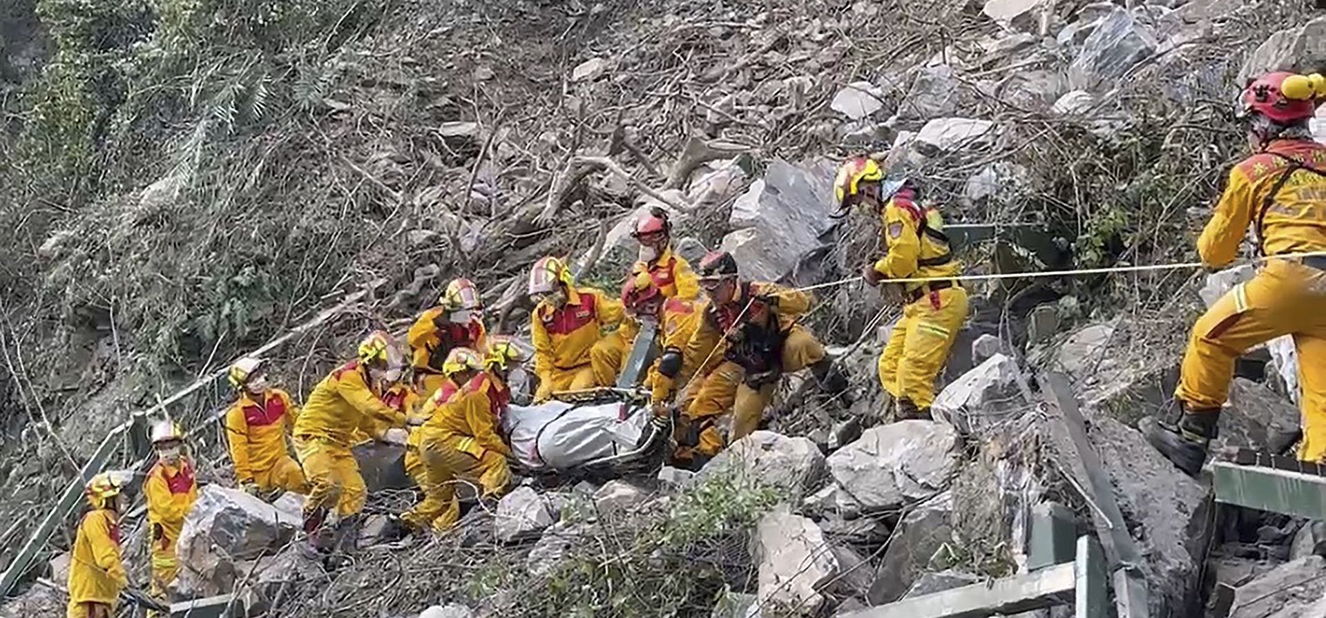 Bomberos evacuan un cuerpo del Parque Nacional Taroko un día después de que se produjera un poderoso terremoto en el condado de Hualien, al este de Taiwán. Los rescatistas están buscando personas fuera de contacto un día después de que el terremoto más fuerte ocurrido en Taiwán en un cuarto de siglo dañara edificios y provocara múltiples desprendimientos de rocas. (Departamento de Bomberos de Pingtung vía AP Bomberos evacuan un cuerpo del Parque Nacional Taroko un día después de que se produjera un poderoso terremoto en el condado de Hualien, al este de Taiwán. Los rescatistas están buscando personas fuera de contacto un día después de que el terremoto más fuerte ocurrido en Taiwán en un cuarto de siglo dañara edificios y provocara múltiples desprendimientos de rocas. (Departamento de Bomberos de Pingtung vía AP