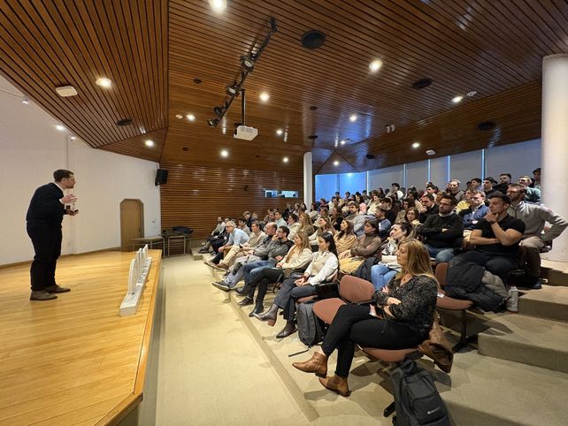 Los socios brindan capacitaciones en inteligencia artificial a distintos tipos de público.