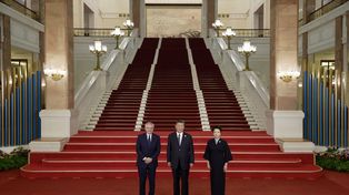 El presidente de China, Xi Jinping y su esposa Peng Liyuan junto a Alberto Fernández.