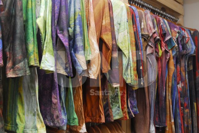 Combinar colores y alegría para hacer ropa con identidad propia