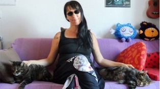 Se cansó de las promesas de los hombres y llevó al altar a sus dos gatos