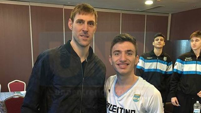 LA FOTO MÁS BUSCADA. Lautaro Pividori (foto) con Chapu Nocioni. Juan y Nacho también se llevaron el gran recuerdo. &nbsp; 