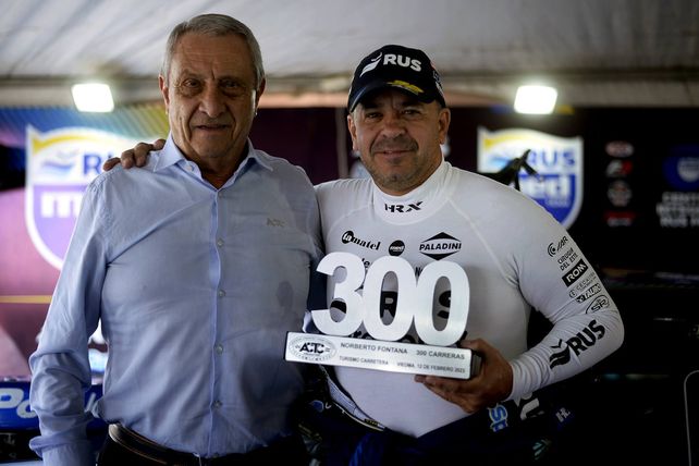 Hugo Mazacane le entrega el reconocimiento a Fontana.