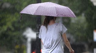 Mejor salir con paraguas. Este jueves 20 de octubre llega con anuncios de lluvias aisladas durante gran parte del día.
