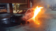Incendio en barrio Abasto: prendieron fuego un auto en la calle