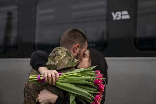 Un soldado ucraniano se despide de su novia en Donetsk