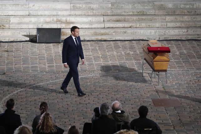 El presidente Macron rinde homenaje al asesinado profesor Samuel Paty el pasado 21 de octubre. El principio de laicidad corre peligro en Francia.&nbsp;