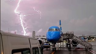 Impactantes imágenes del rayo que cayó en Aeroparque
