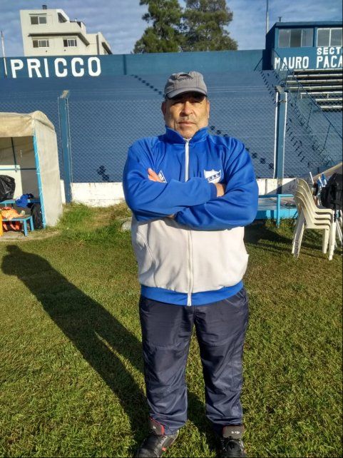 Un utilero de lujo. Juan Estrella, uno de los históricos que siempre está presente en el club de barrio Sarmiento.    