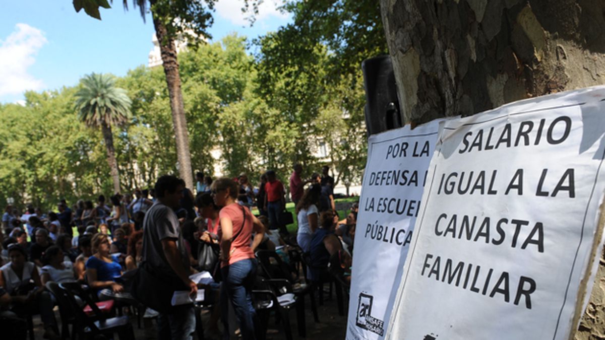 Educación descontará el día a los docentes que adhieran al paro de ...