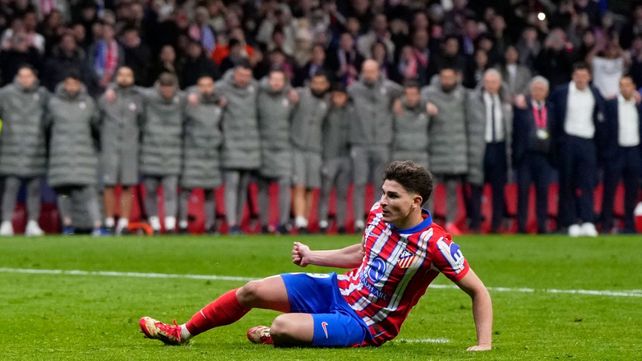 Julián Alvarez se resbaló al ejecutar el penal y según el VAR tocó dos veces el balón