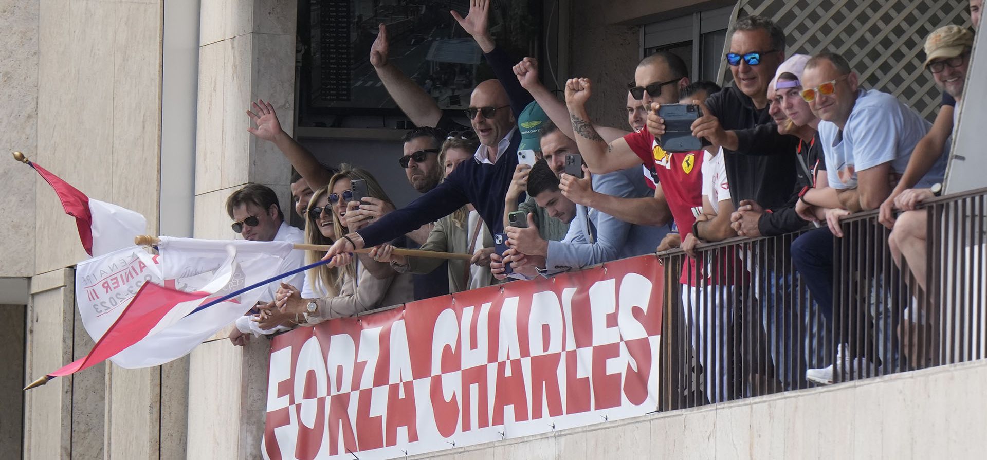 Los partidarios del piloto de Ferrari Charles Leclerc de Mónaco aplauden en un balcón durante la primera práctica libre antes del Gran Premio de Mónaco de Fórmula Uno en el autódromo de Mónaco, en Mónaco, el viernes 24 de mayo de 2024. (Foto AP/Luca Bruno) Los partidarios del piloto de Ferrari Charles Leclerc de Mónaco aplauden en un balcón durante la primera práctica libre antes del Gran Premio de Mónaco de Fórmula Uno en el autódromo de Mónaco, en Mónaco, el viernes 24 de mayo de 2024. (Foto AP/Luca Bruno)
