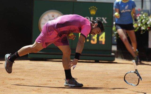 El italiano Fabio Fognini rompe su raqueta en la cancha durante el partido contra el japonés Kei Nishikori, en el Abierto de tenis de Italia, en Roma.