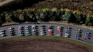 Tremenda foto aérea de los autos del Turismo Carretera encolumnados en una parte del óvalo. Rafaela, el Templo de la Velocidad por excelencia.