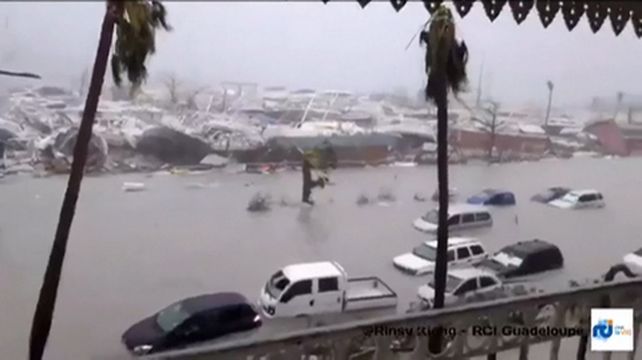 destrucción. Autos flotando y botes destrozados. La imagen corresponde a una cámara de seguridad en la terraza del hotel Beach Plaza del archipiélago de Guadalupe
