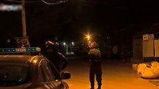 Terrible. Un individuo, que se trasladaba en la parte trasera de una camioneta, hizo una veintena de disparos e hirió a tres personas. Dos de ellas están en grave estado. (Imagen de TV) Terrible. Un individuo, que se trasladaba en la parte trasera de una camioneta, hizo una veintena de disparos e hirió a tres personas. Dos de ellas están en grave estado. (Imagen de TV)