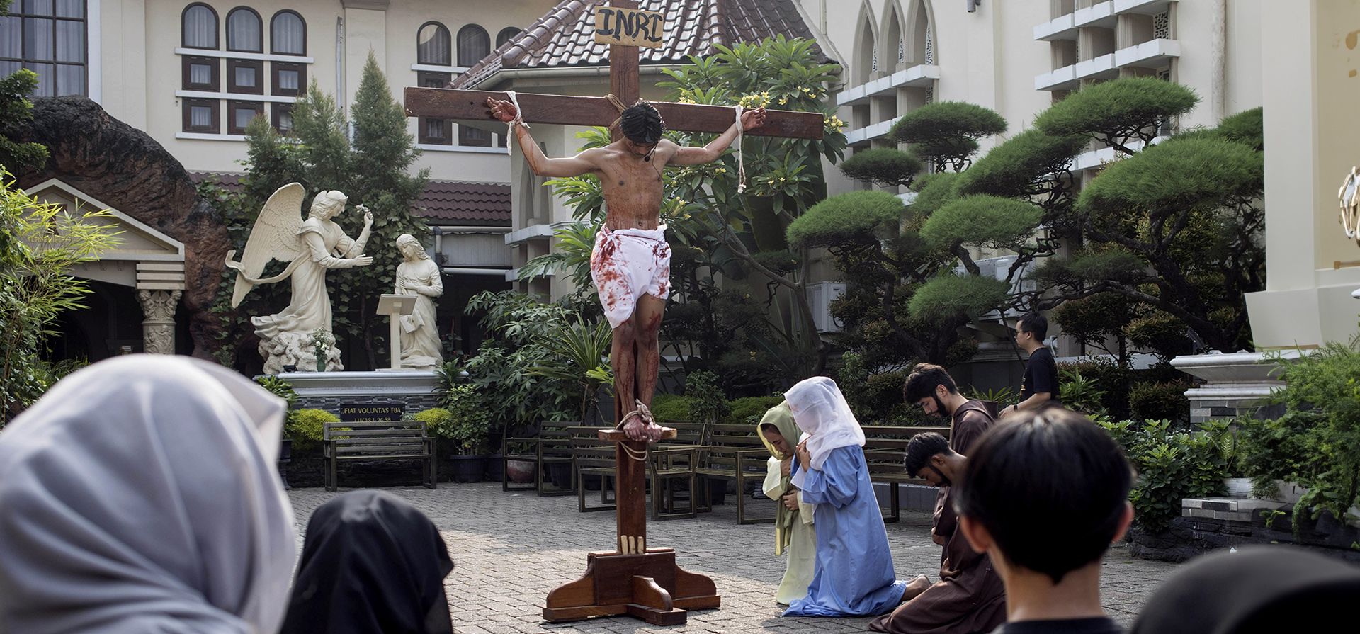 Un hombre recrea la crucifixión de Jesucristo durante una procesión del Viernes Santo en la catedral de la ciudad de Medan, Sumatra del Norte, Indonesia, el viernes 29 de marzo de 2024. (Foto AP/Binsar Bakkara) Un hombre recrea la crucifixión de Jesucristo durante una procesión del Viernes Santo en la catedral de la ciudad de Medan, Sumatra del Norte, Indonesia, el viernes 29 de marzo de 2024. (Foto AP/Binsar Bakkara)