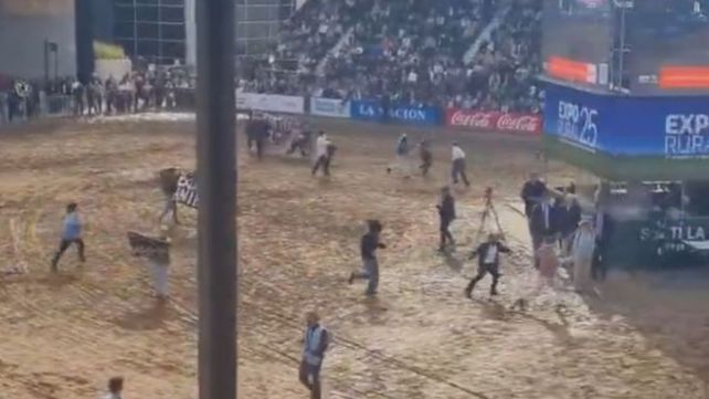 Activistas veganos irrumpieron en la Rural de Palermo y fueron desalojados en medio de abucheos