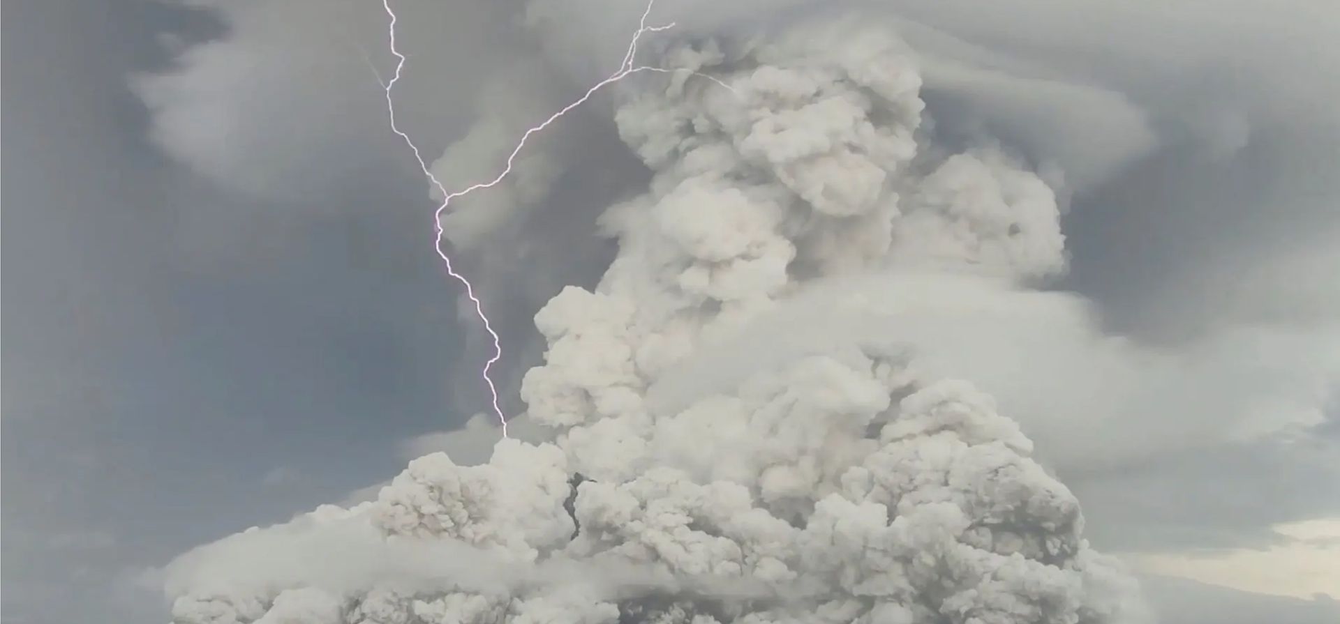 La erupción del volcán de Tonga en imágenes