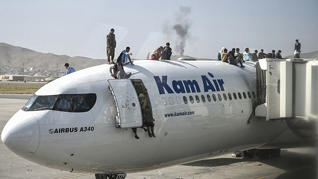 Miles de personas acudieron hoy al aeropuerto de Kabul en un intento por huir del país