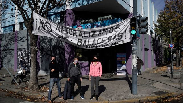 Integrantes de la vecinal de barrio Agote colgaron un pasacalle ante la reiteración de ataques a tiros a comercios. &nbsp;