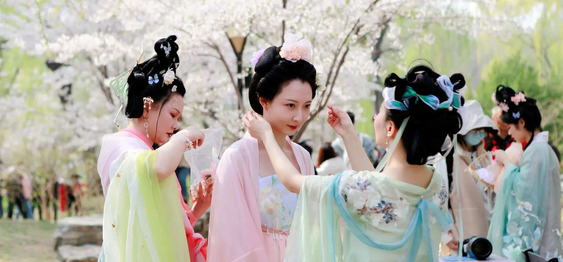 Chicas con disfraces de Han posan para una foto con flores de cerezo en flor en el Parque Yuyuantan durante las vacaciones del festival Qingming, Pekín, China. Fotografía: VCG/Getty Images