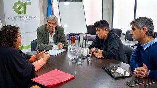 Guillermo Grieve recibió a la Asociación de Celíacos (ACER). Participaron de la reunión Ricardo García, director general de Hospitales y María Eva Famín, directora general de Prestaciones.