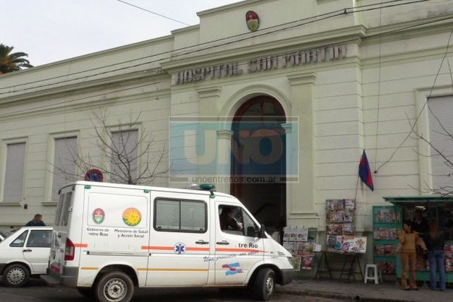 Un joven chocó con un automóvil estacionado, se incendió su moto y sufrió graves quemaduras