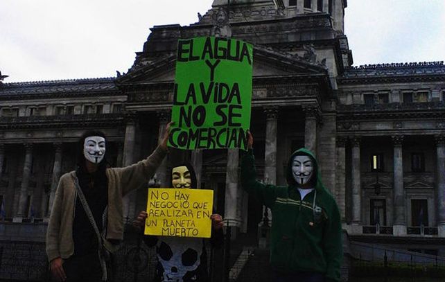 La agrupación hacker inició una serie de acciones para protestar contra la explotación minera en el país. m
