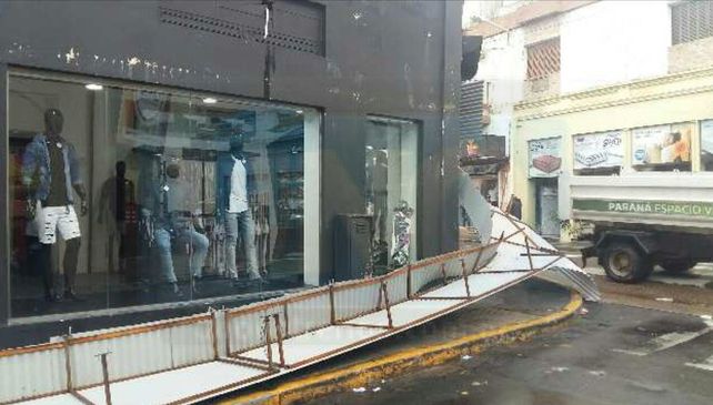 El temporal provocó anegamientos y destrozos en Paraná