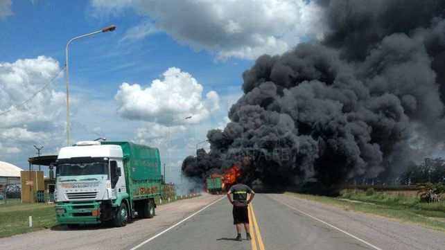 Se incendió el acoplado de un camión en tránsito por la ruta provincial Nº 13 en Estación Clucellas