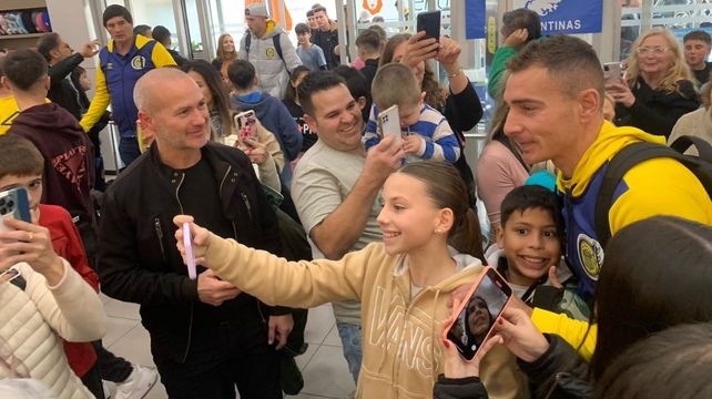 Marco Ruben se prestó para hacer decenas de selfies con los hinchas canallas que fueron al aeropuerto para despedir al plantel.&nbsp;
