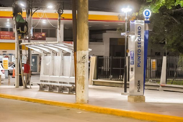 Un Punto Seguro es un tótem de seguridad equipado con tecnología que permite a los ciudadanos comunicarse directamente con el Centro Integral de Atención Ciudadana (Ciac 147) en caso de emergencia.