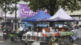 Actualmente, los libreros de la plaza Sarmiento se ven obligado diariamente a armar y desarmar los puestos, alquilar depósitos, trasladar las mesas y los libros para guardarlos al cierre de la jornada.