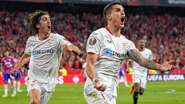 Erik Lamela festeja con todo el gol del triunfo para el Sevilla.