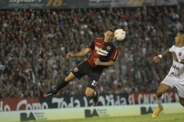 Juego aéreo. Cristian Lema es un bastión a la hora de despejar las pelotas de arriba. En Newell’s &nbsp;tuvo altibajos