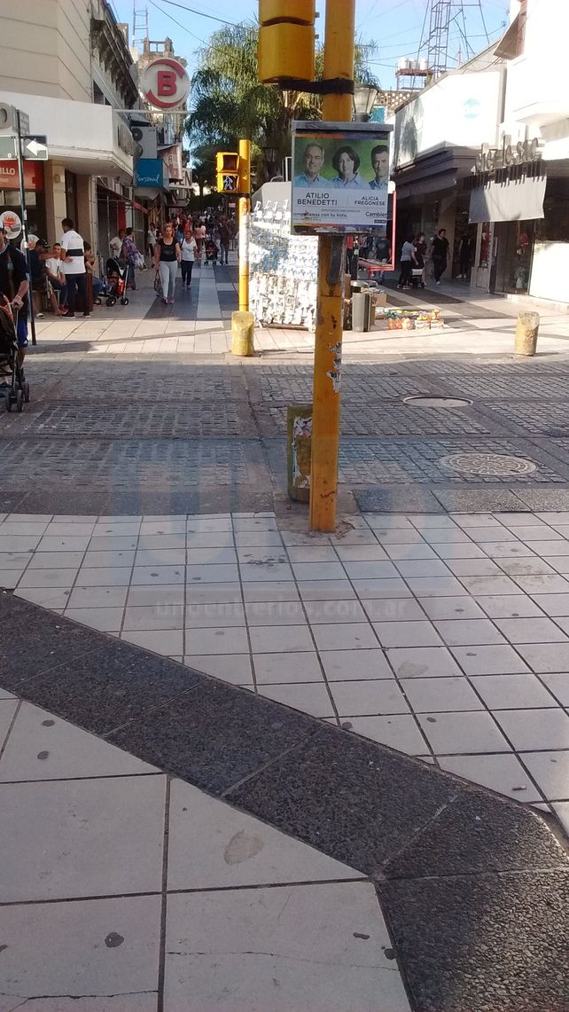 Las contiendas electorales pasan, los carteles y afiches quedan
