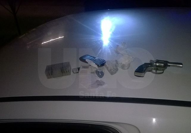 Detuvieron a un joven que iba armado y con droga por la Recoleta santafesina