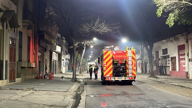 El taller de chapería y pintura de Sarmiento al 2300, donde se declaró el incendio.