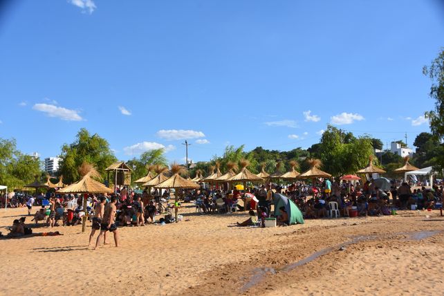 Villa Constitución: elegida por sus espacios verdes y playa pública para disfrutar del río este verano
