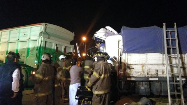 Violento choque entre camiones en ruta nacional A 012 dejó heridos