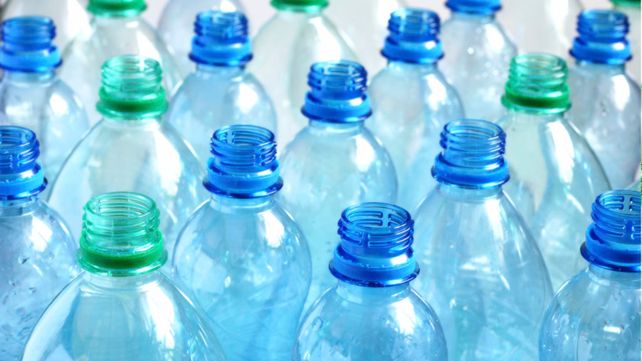 Nueva York prohíbe las botellas de plástico de un solo uso
