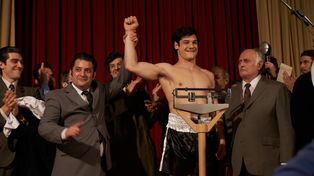 Muy pronto. Pablo Rago levanta la mano de Bosia, de notable parecido gestual con Oscar “Ringo” Bonavena.